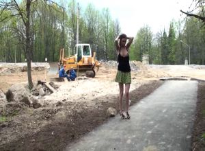 Русская красотка демонстрирует себя перед строителями